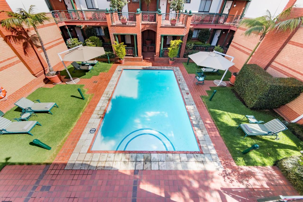 Courtyard Hotel Rosebank Johannesburg Exterior photo